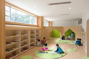 幼兒園裝修設(shè)計(jì)效果圖原木風(fēng)定制收納閱讀書(shū)柜。童躲避屋，色環(huán)保裝修。