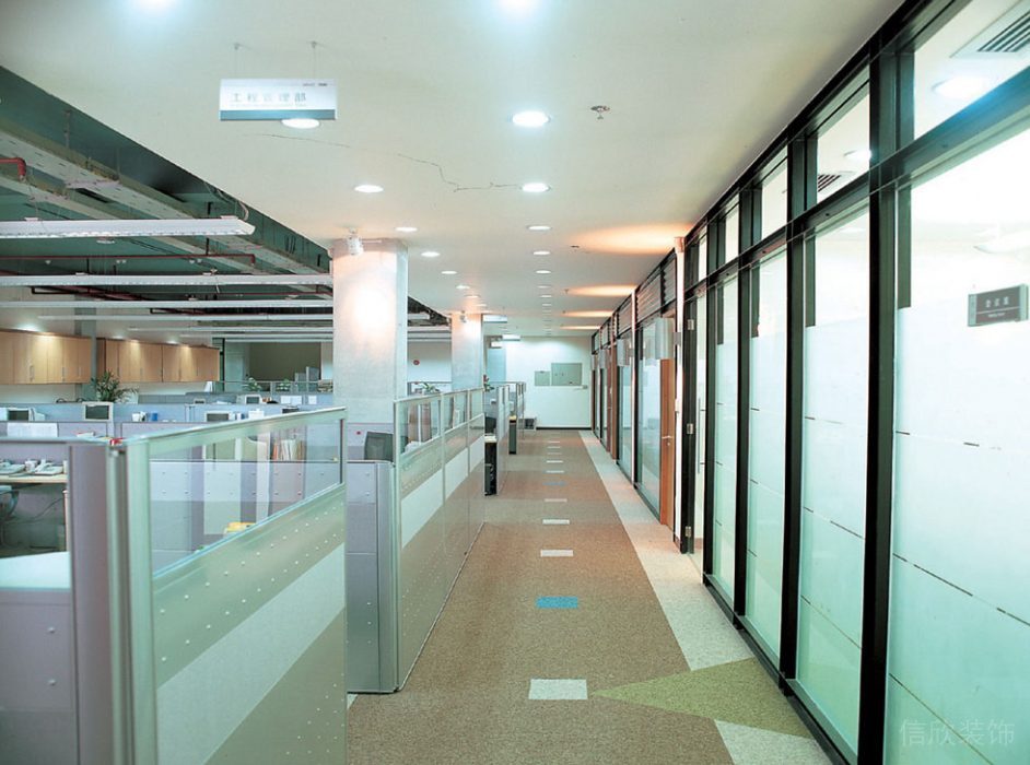 深圳福田區(qū)俊龍貿(mào)易1300平方現(xiàn)代辦公室裝修