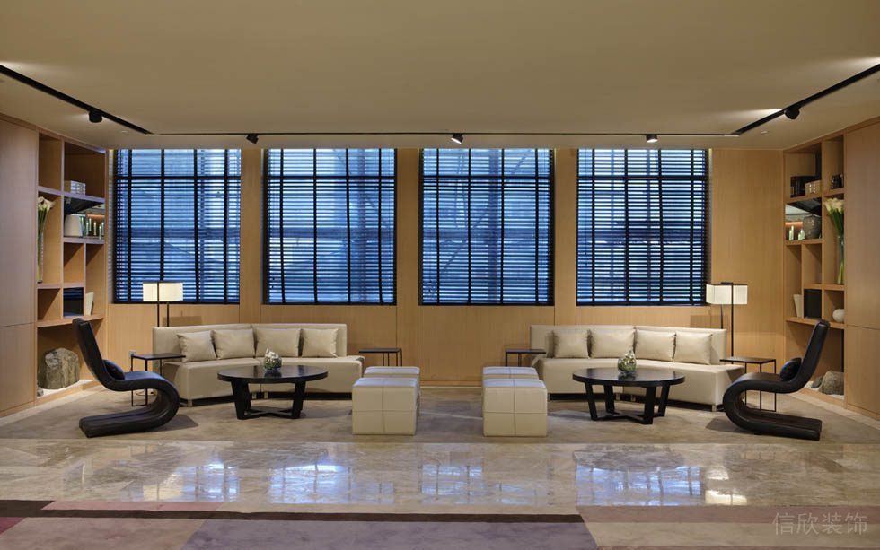 會(huì)客廳對(duì)稱(chēng)雙排米白色沙發(fā)