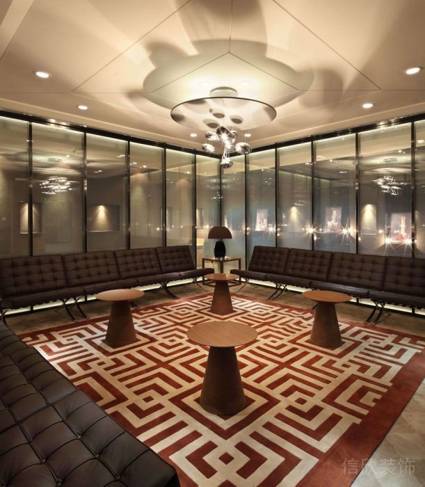 會議室回形地毯搭配真皮條形沙發(fā)設計