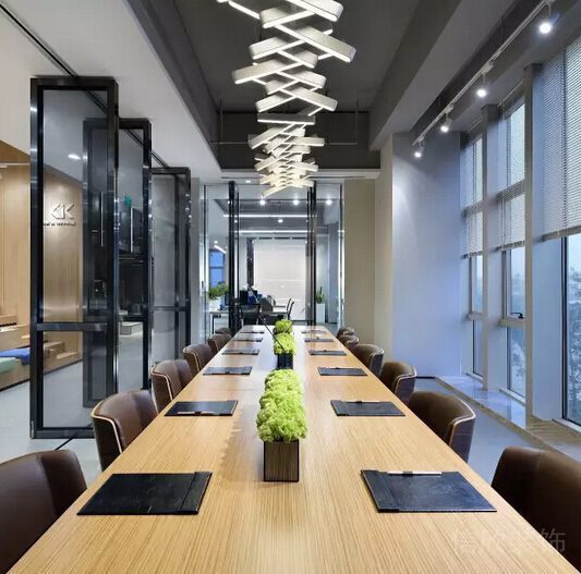 科技感創(chuàng)意天花吊頂直線式會議室效果圖