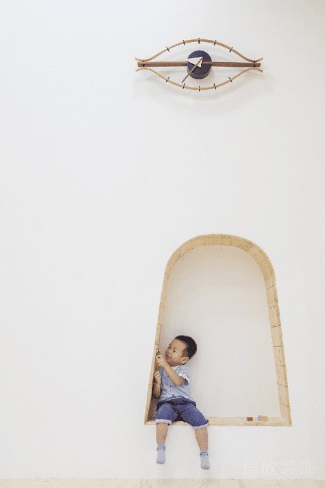 現(xiàn)代少兒培訓(xùn)班簡(jiǎn)約風(fēng)木質(zhì)弧形椅墻體設(shè)計(jì)