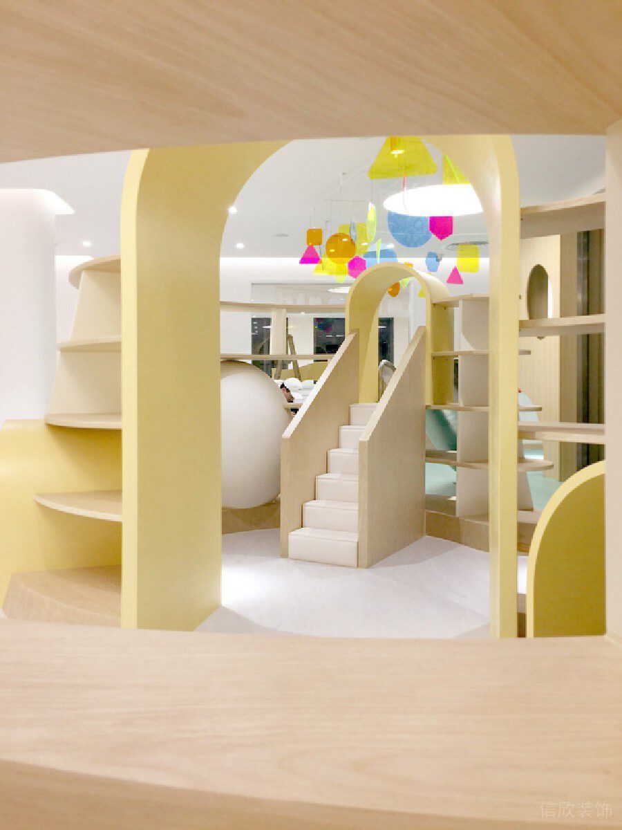 原木風(fēng)階梯式鏤空墻體裝修設(shè)計(jì)娛樂圈少兒機(jī)構(gòu)