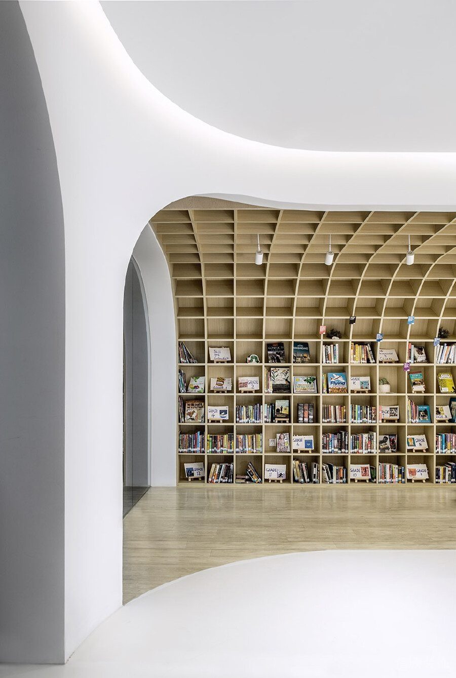 多功能收納內(nèi)嵌式木柜過道閱讀機(jī)構(gòu)裝修設(shè)計(jì)