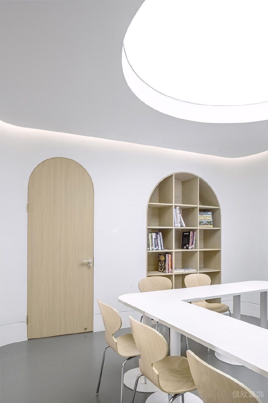弧形創意木質墻柜會議室教室設計
