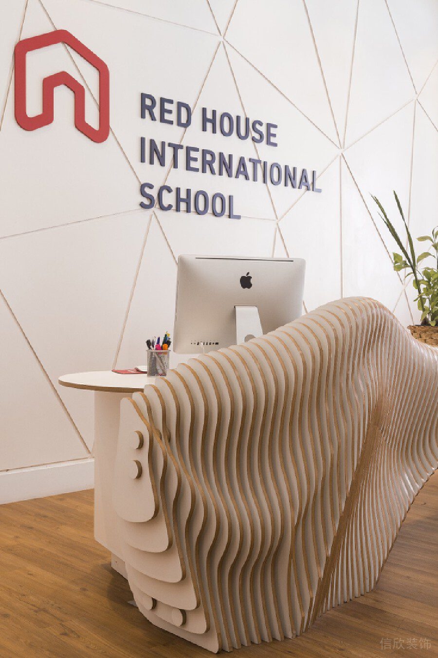 木飾面前臺(tái)桌裝修設(shè)計(jì)機(jī)構(gòu)幾何簡約風(fēng)形象板