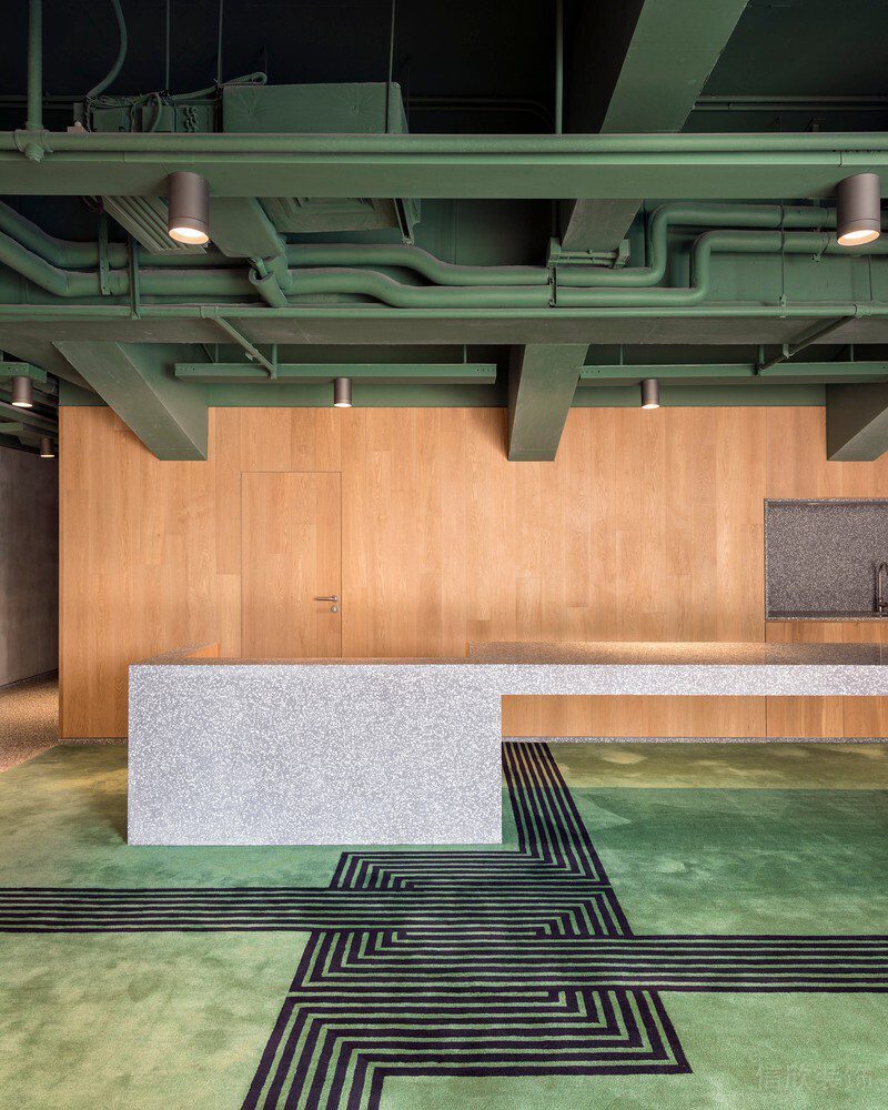 綠色工業(yè)風(fēng)實(shí)木水磨石公共區(qū)域辦公室裝修