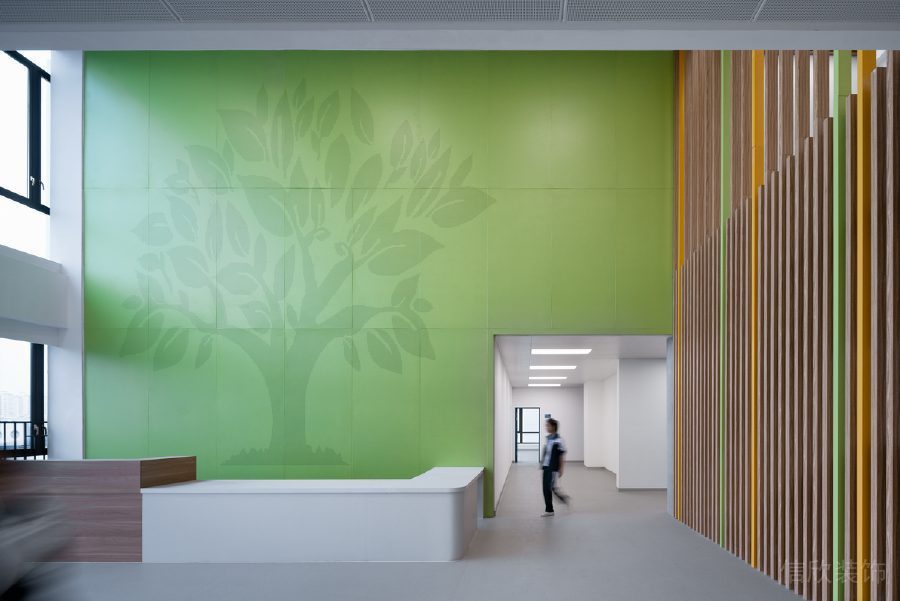綠色墻體設(shè)計(jì)暗紋環(huán)保健康前臺(tái)區(qū)大廳裝修
