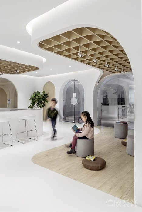 木質大理石弧形墻體木質格子柜休息區