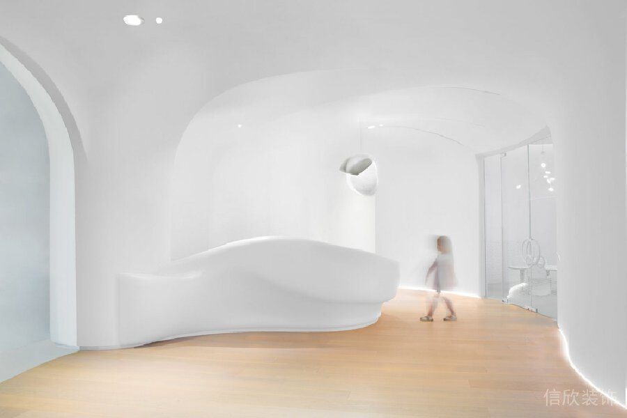 木質(zhì)地板機(jī)構(gòu)裝修設(shè)計(jì)簡約純白前臺(tái)區(qū)