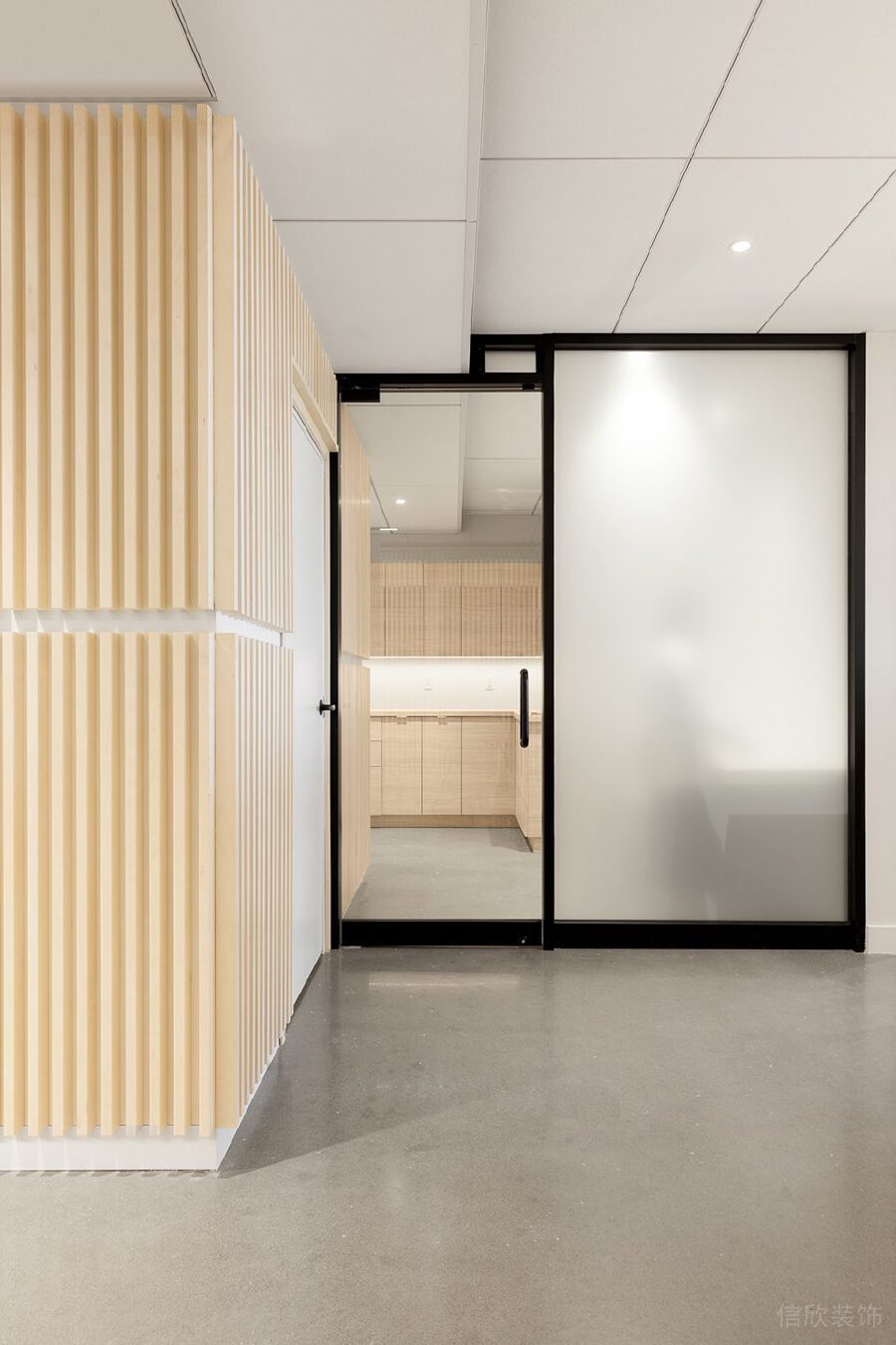 磨砂玻璃黑框門窗隔斷原木風(fēng)墻體辦公室設(shè)計