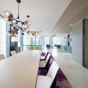 簡約風(fēng)原木風(fēng)會議室辦公室效果