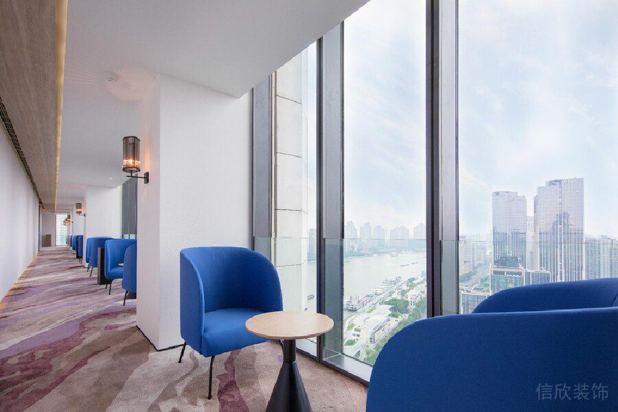 藍色休息區(qū)面對面簡約辦公室裝修設(shè)計