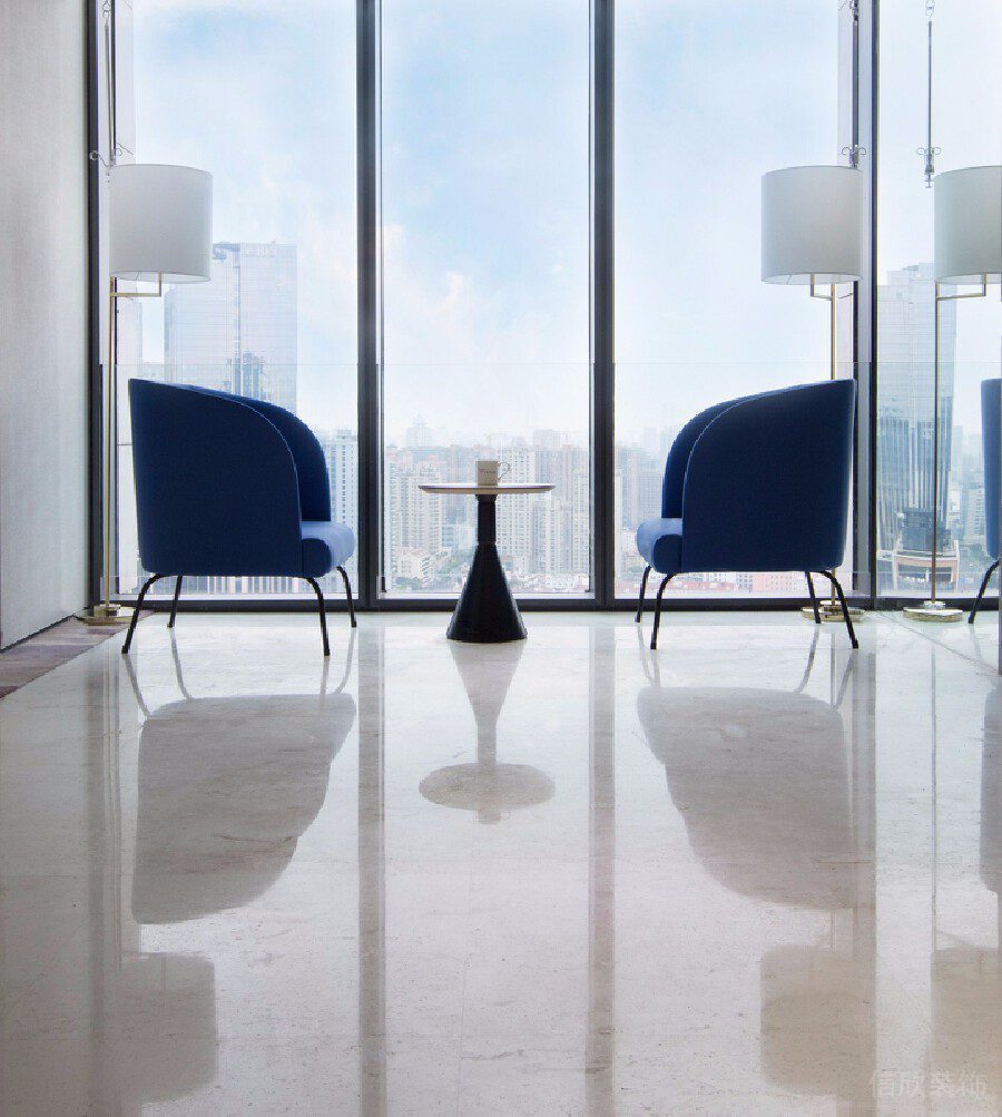 對稱式簡約藍色沙發(fā)辦公室裝修