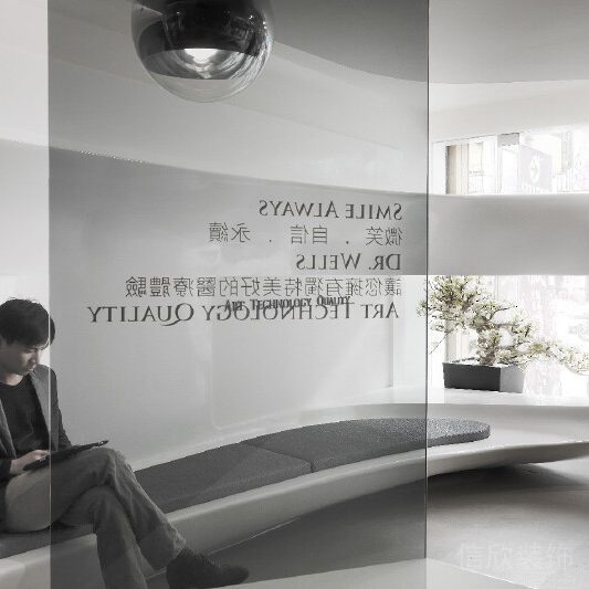 灰色透色現(xiàn)代玻璃隔斷休息區(qū)辦公室設(shè)計