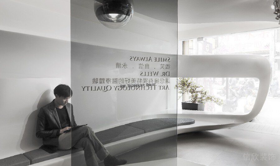 灰色透色現(xiàn)代玻璃隔斷休息區(qū)辦公室設(shè)計