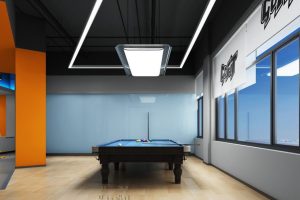 臺(tái)球娛樂(lè)區(qū)裝修設(shè)計(jì)效果平行四邊形天花吊頂橙色墻體隔斷木質(zhì)地板裝修設(shè)計(jì)健身房