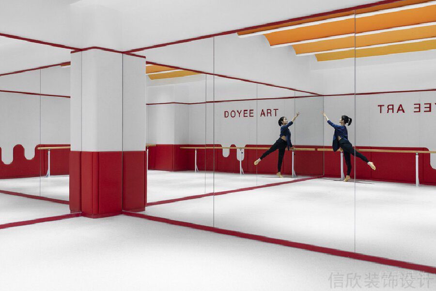 紅色邊框皮革軟包多功能教室舞蹈培訓機構現代裝修設計。