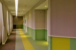 直線過(guò)道效果辦公室復(fù)古撞色效果