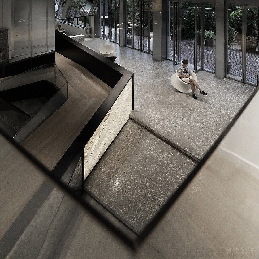 暗系水磨石地板黑色邊框木質斜坡過道休息區(qū)辦公室裝修