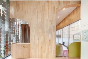 原木風(fēng)墻線條設(shè)計(jì)半墻平推門(mén)過(guò)道創(chuàng)意設(shè)計(jì)裝修