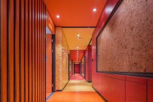 紅色過(guò)道直線設(shè)計(jì)軟布機(jī)構(gòu)裝修