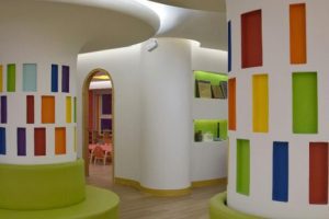 墻體彩虹色彩裝修設(shè)計(jì)墻柱辦公室過(guò)道休息區(qū)