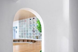 弧形線條創(chuàng)意設(shè)計(jì)大理石辦公室木質(zhì)過(guò)道