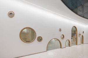 木質(zhì)波點(diǎn)鏤空玻璃墻體設(shè)計(jì)兒童培訓(xùn)機(jī)構(gòu)效果圖