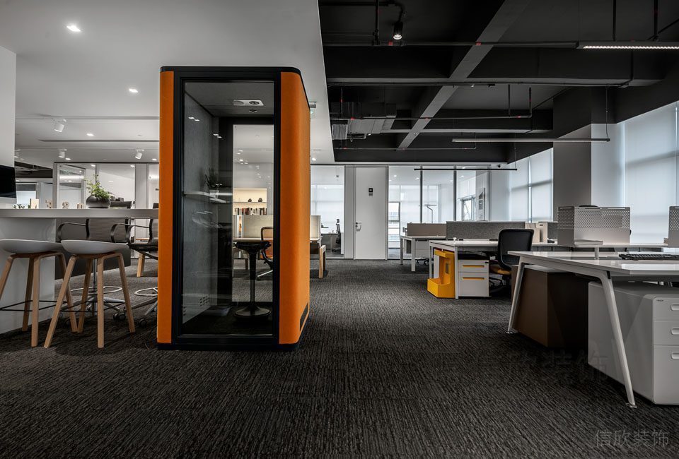 橙色墻體隔斷獨立空間隔音區(qū)域辦公室裝修玻璃效果