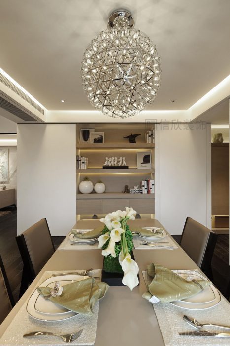 天花水晶吊頂就餐區(qū)皮革桌面古典現(xiàn)代商務(wù)風(fēng)