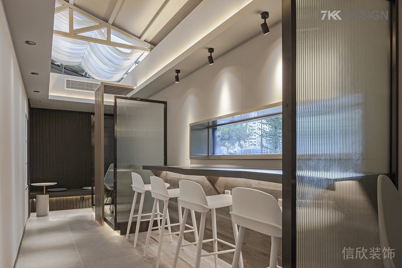 奶茶店店鋪簡約風(fēng)水吧臺休息區(qū)高腳凳白色設(shè)計(jì)