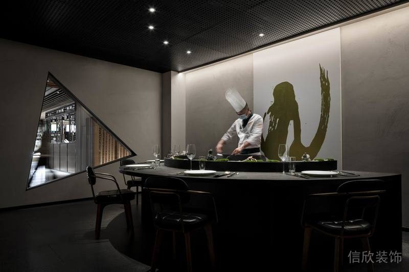 日式餐廳裝修暗色設(shè)計三角形墻體鏤空創(chuàng)意弧形黑色休息就餐區(qū)店鋪裝修