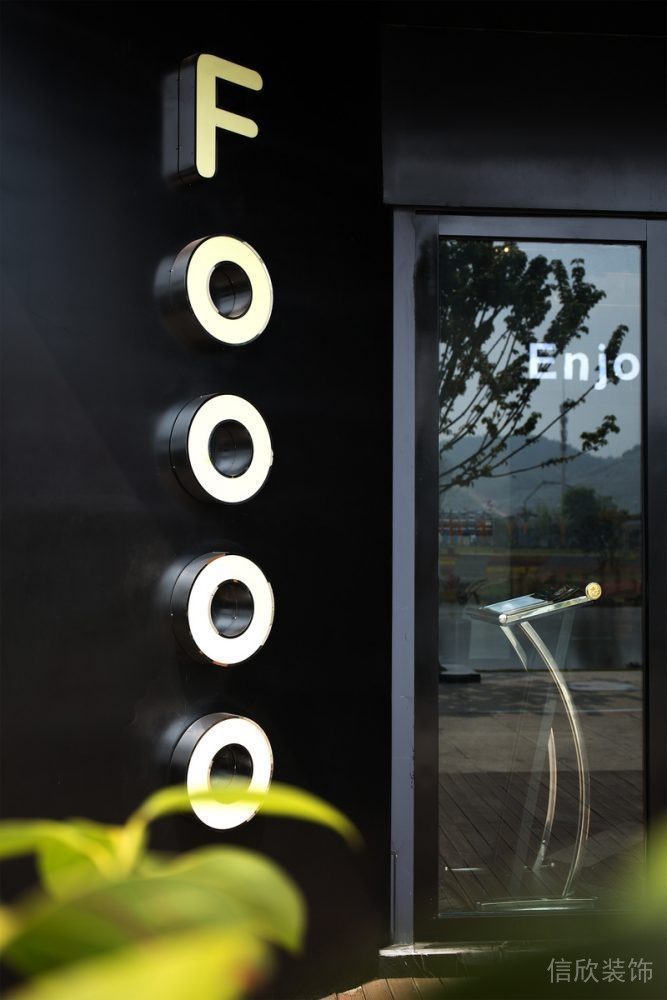 黑白色調(diào)燈飾創(chuàng)意門店裝修