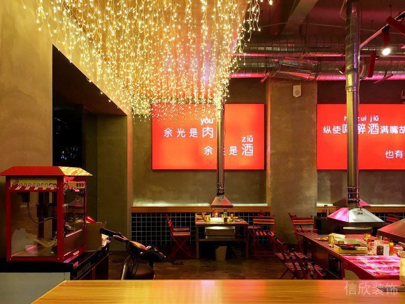 火鍋店裝修設(shè)計(jì)燈飾木質(zhì)烤肉店裝修瓷磚半墻鏤空開放式區(qū)域裝修店鋪