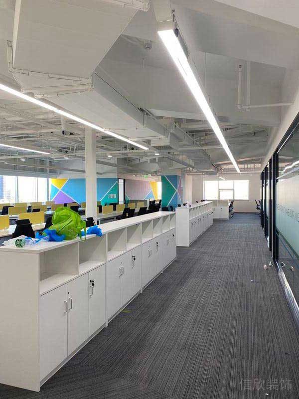 辦公室現(xiàn)代風(fēng)辦公區(qū)效果圖(2)