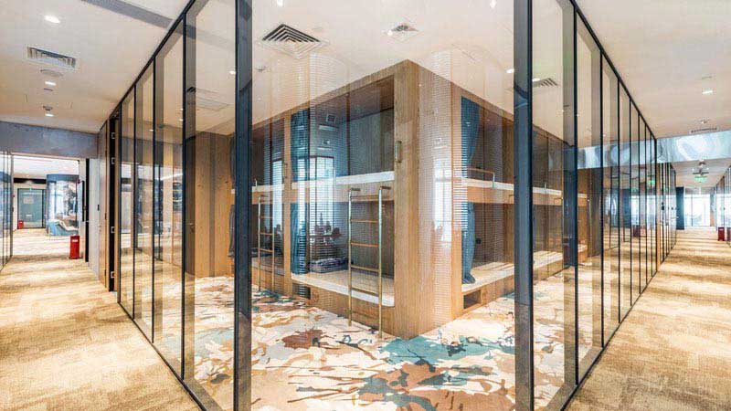 辦公室現(xiàn)代風(fēng)玻璃隔墻效果圖(1)