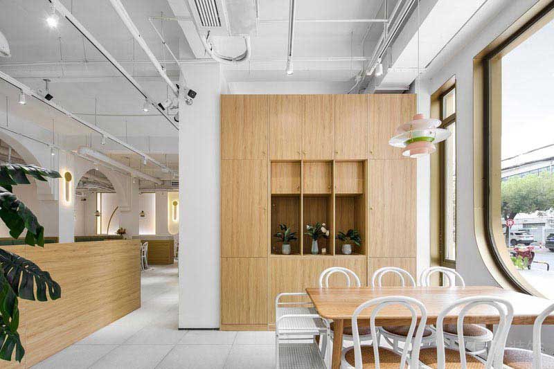 北歐原木風(fēng)餐飲空間展示儲物柜