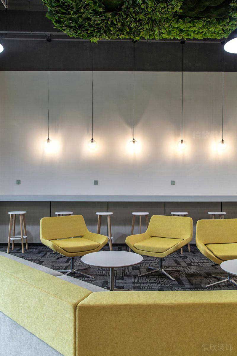 灰色空間里面的黃色沙發(fā)