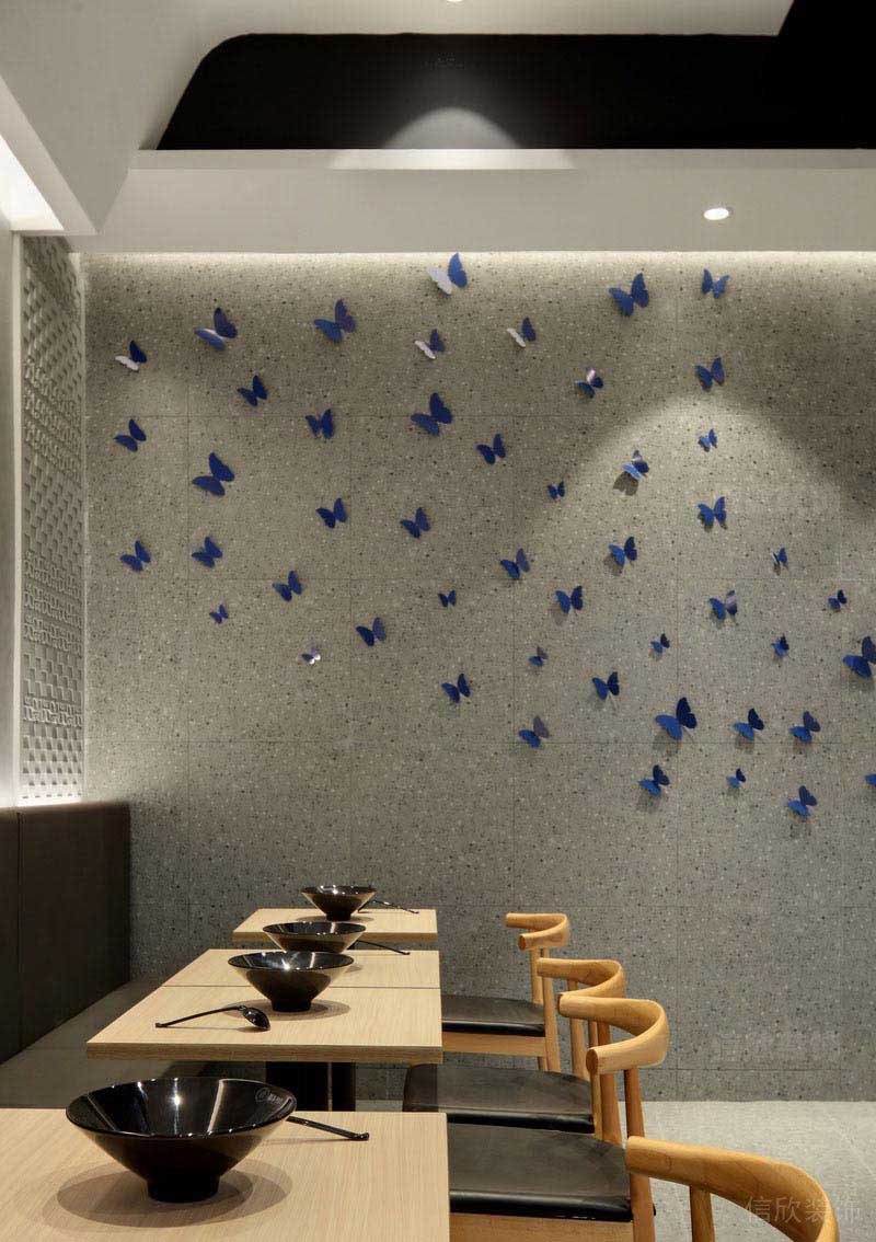 灰色墻面的蝴蝶裝飾設(shè)計