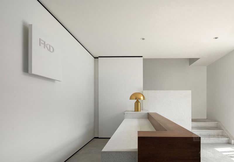 極簡風(fēng)格辦公室服務(wù)臺實景圖