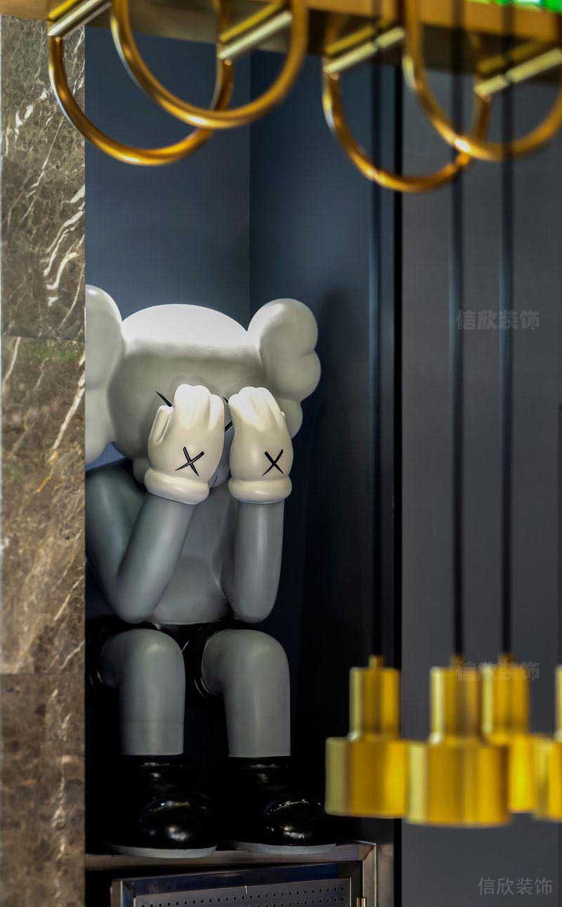 藍色墻面里藝術(shù)品搭配效果