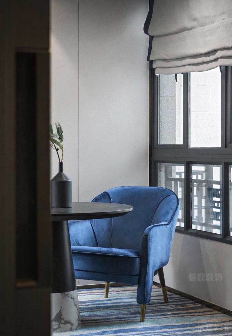 藍(lán)色絨布質(zhì)感的單人沙發(fā)