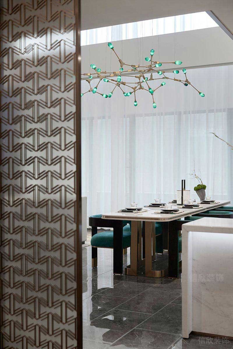 輕奢風(fēng)格餐廳帶金屬隔斷的設(shè)計(jì)方案