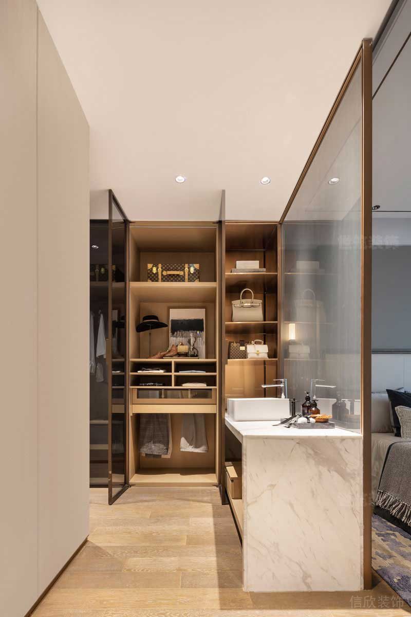 輕奢風(fēng)格家居樣板間衣帽間