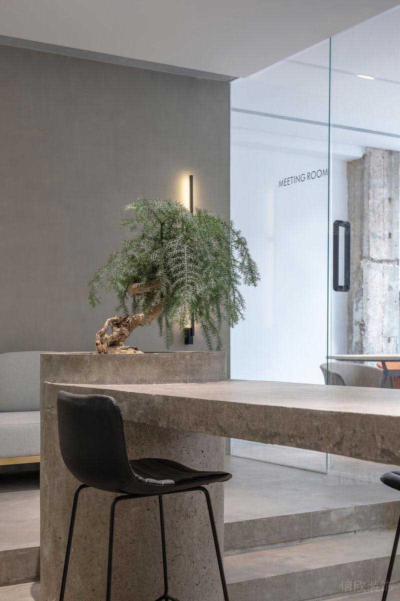 水泥灰的吧臺設(shè)計(jì)與景觀的搭配效果圖