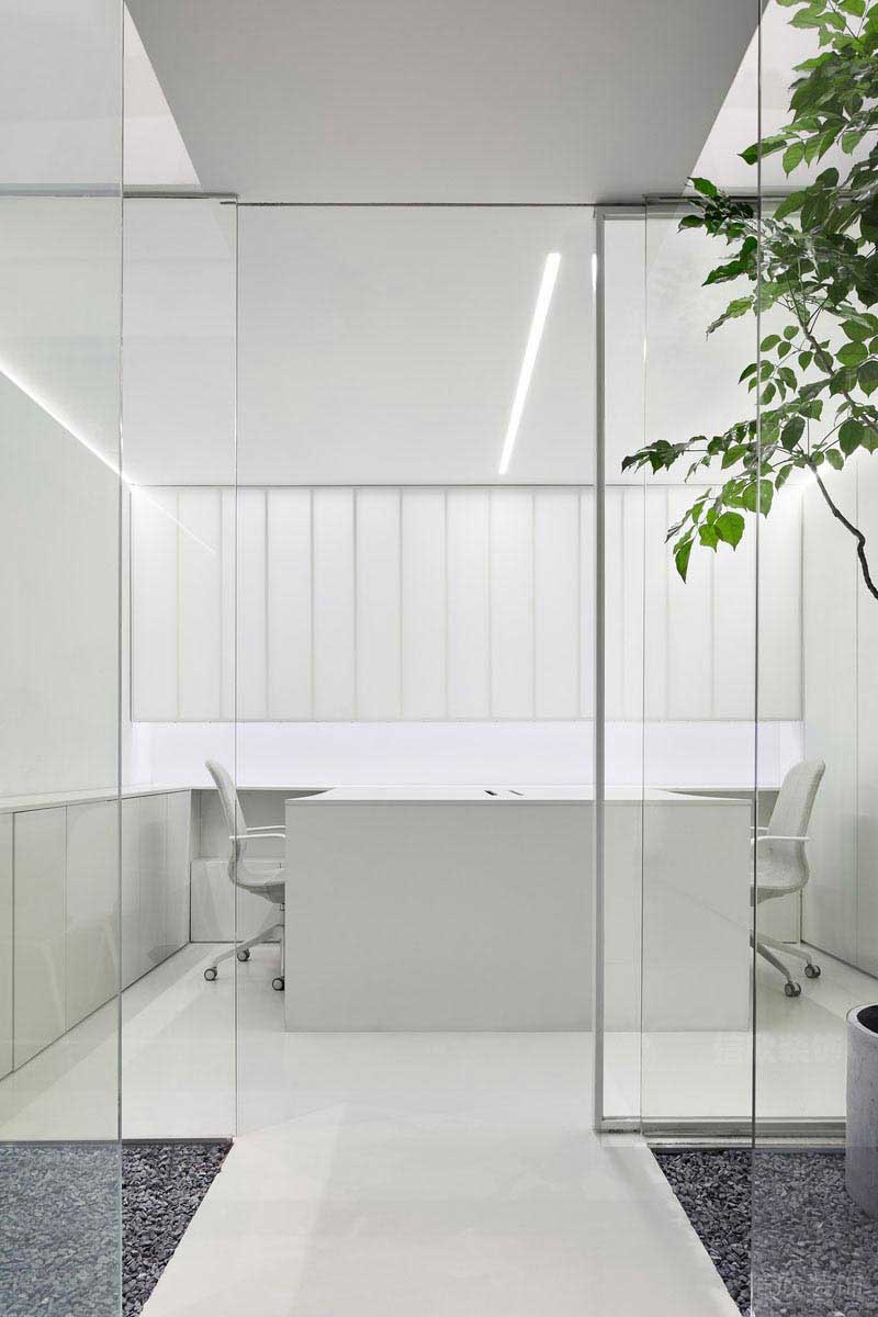 現(xiàn)代純白風(fēng)辦公室玻璃隔斷