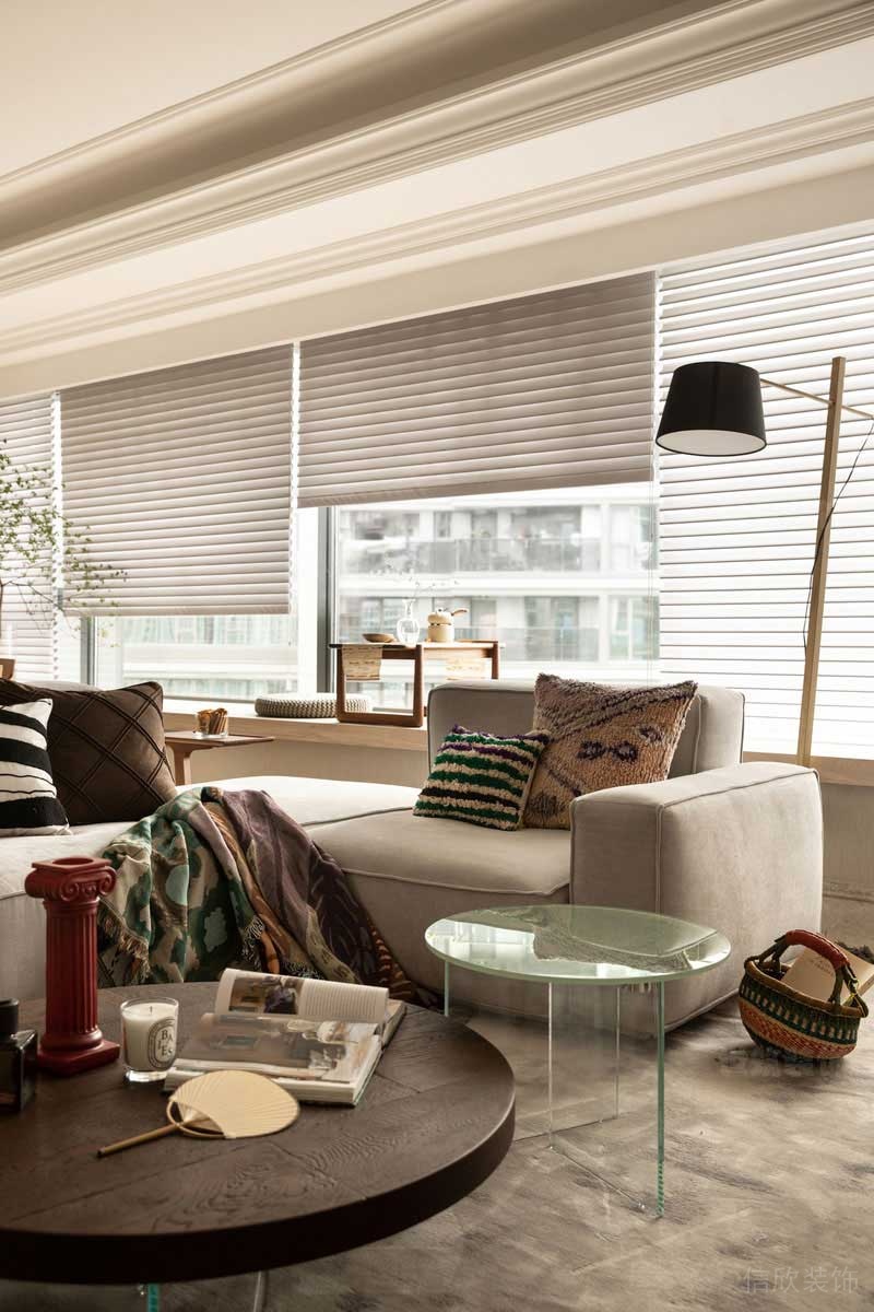 現(xiàn)代簡約風(fēng)格家庭客廳米色沙發(fā)