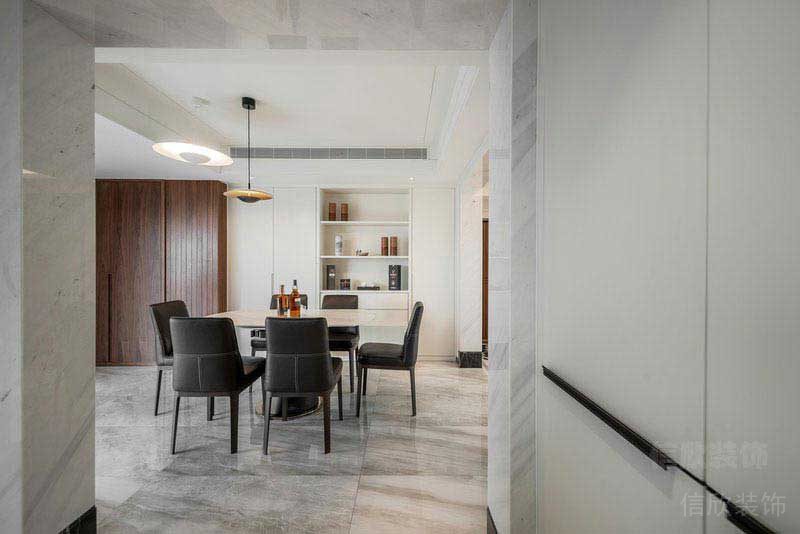 現(xiàn)代簡約風家居餐廳深色餐椅