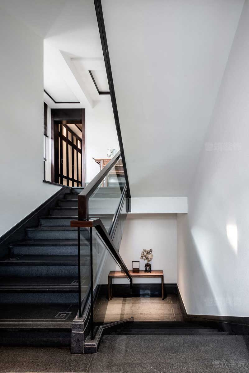 現(xiàn)代中式風樓梯過道玻璃扶手